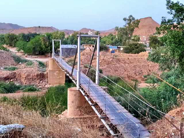 پل معلق چشمه علی (پل دک دکو) اولین پل سازه کابلی عابر پیاده خاورمیانه در حال نابودی ست/مسئولان چاره اندیشی کنند