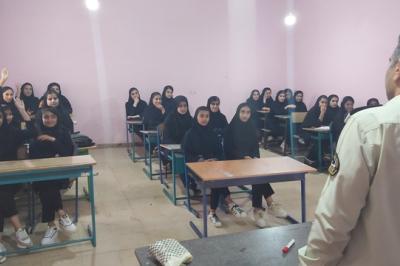 برگزاری کارگاه آموزشی با موضوع فضای مجازی و آسیب‌های آن در دبیرستان حجاب مسجدسلیمان